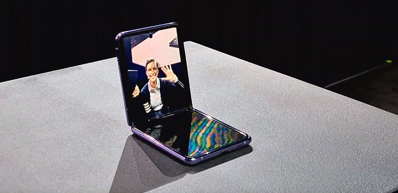 Представлен Samsung Galaxy Z Flip. Стекло на экране, самоочищающийся шарнир и цена ниже ожидаемой