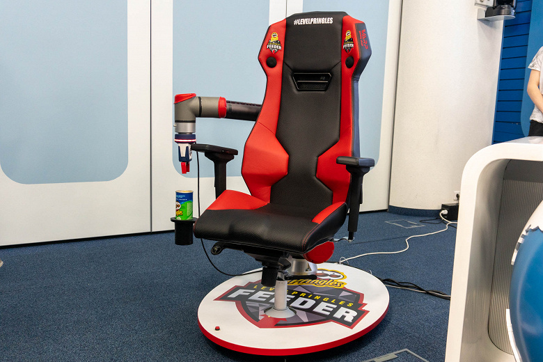 В России сделали игровое кресло, которое само кормит геймера чипсами