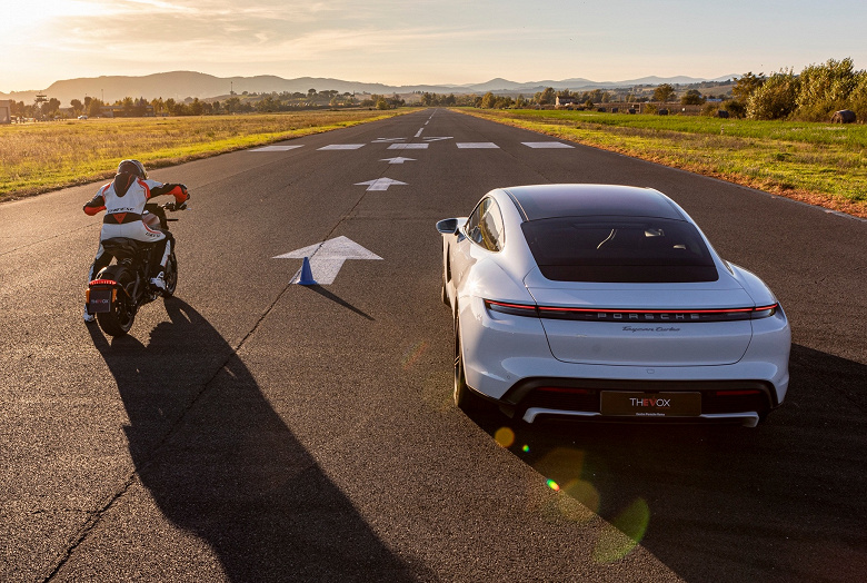 Кто быстрее, электромобиль или электромотоцикл? Porsche Taycan против Harley-Davidson LiveWire на треке
