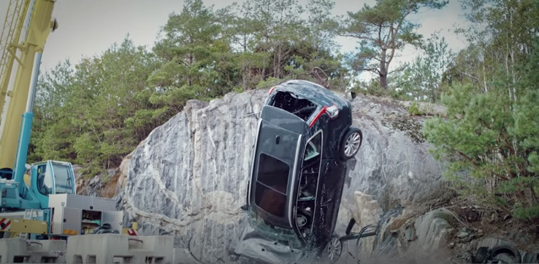 Volvo сбросила с подъёмного крана десять своих новых автомобилей. Всё ради безопасности