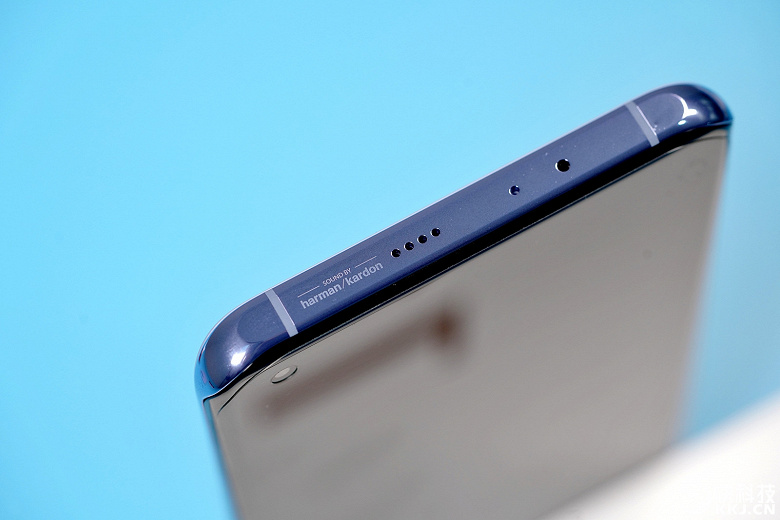 Xiaomi Mi 11 в деталях. Фотографии смартфона, зарядного устройства и чехла
