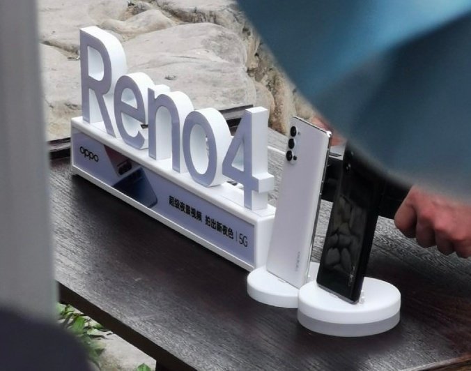 Oppo Reno 4, конечно, выглядит неплохо, но от дизайна первенцев линейки нет и следа