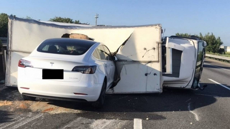 Очередная глупая авария при участии автопилота Tesla. Машина не увидела лежащий на дороге грузовик