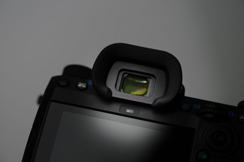 Флагманская зеркальная камера Pentax формата APS-C будет оснащена датчиком приближения