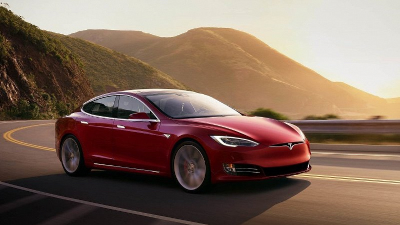 Электромобиль Tesla Model S подешевел на тысячи долларов