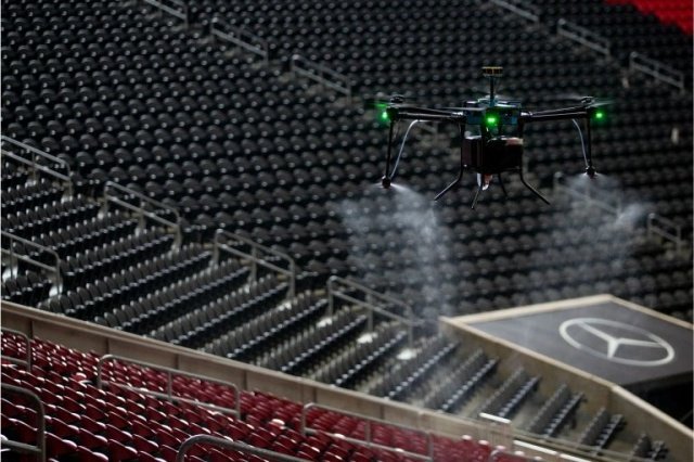 В США планируют дезинфицировать стадионы с помощью дронов 