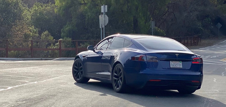 Прототип Tesla Model S с новым дизайном засняли вживую