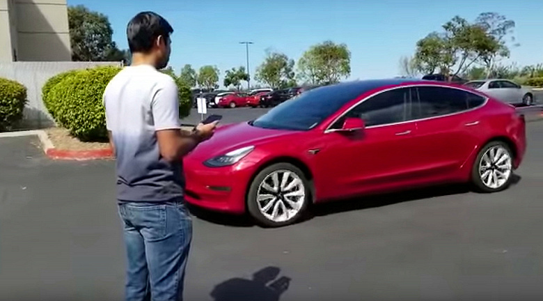 Женщина догнала и задержала Tesla Model 3, который сам двигался к владельцу