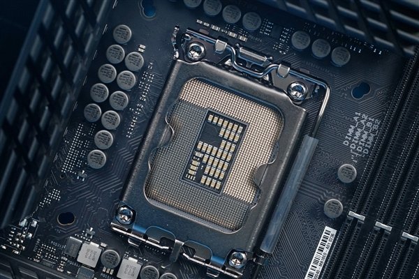 Почему материнские платы на чипсете Intel Z690 такие дорогие? Назван компонент, подорожавший в три раза в сравнении с Intel Z590