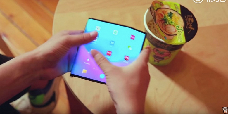 Xiaomi показала такое устройство ещё два года назад: Samsung выпустит смартфон с двойным складыванием в этом году