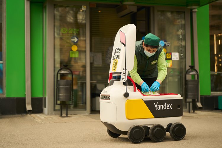 Робот-курьер Яндекса начал доставлять еду из «Азбуки Вкуса» и «ВкусВилла»