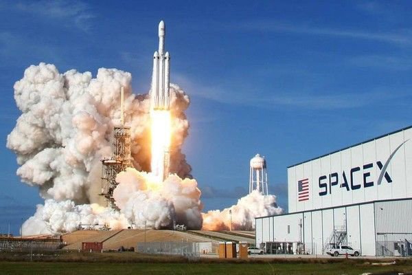 Роскосмос теряет контракты, а SpaceX получает новые. NASA выделило компании Илона Маска 3,5 миллиарда долларов на три пилотируемых космических полета