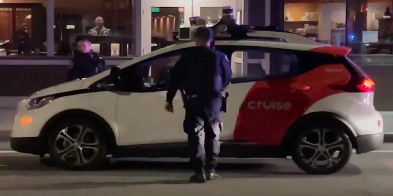Беспилотное такси «сбежало» от полицейских, но через несколько секунд всё же остановилось. В США произошла интересная история с машиной Cruise
