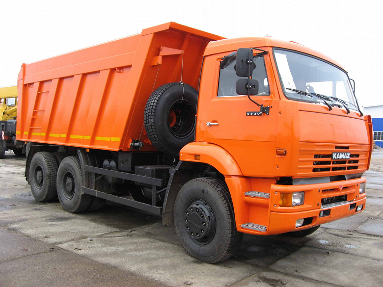 КамАЗ едва не отдал пальму первенства в России китайскому грузовику