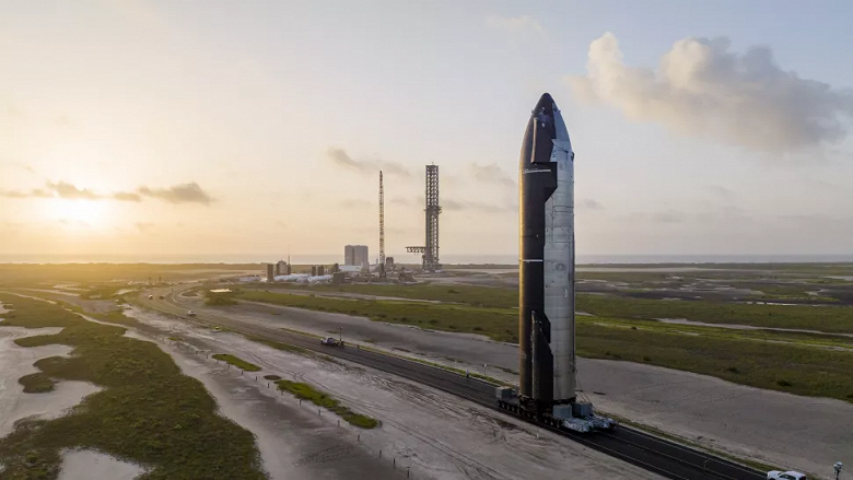 Фото: SpaceX выкатила прототип Starship на стартовую площадку перед первым орбитальным полётом