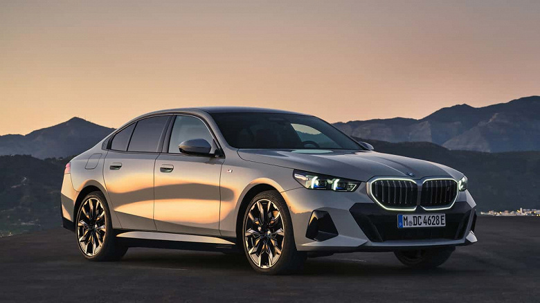 BMW 5-series может не только в светящиеся «ноздри». Это первый автомобиль, сертифицированный в Германии с полуавтоматическим автопилотом (он сам рулит на скорости 130 км/ч)