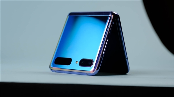 Реакция покупателей на раскладушку Samsung Galaxy Z Flip удивила Samsung