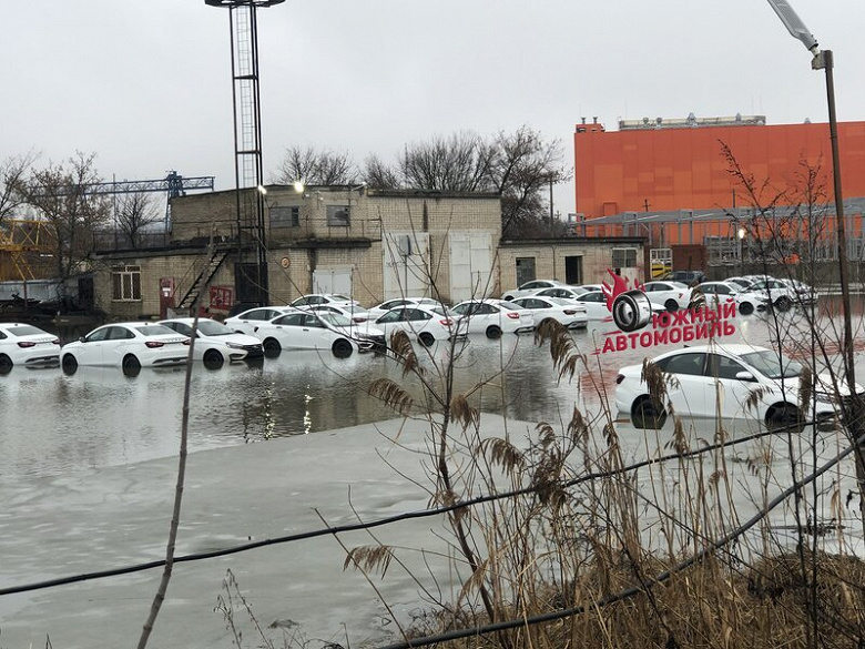 В Ростове-на-Дону затопило десятки Lada Vesta