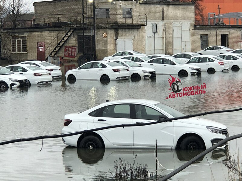 В Ростове-на-Дону затопило десятки Lada Vesta