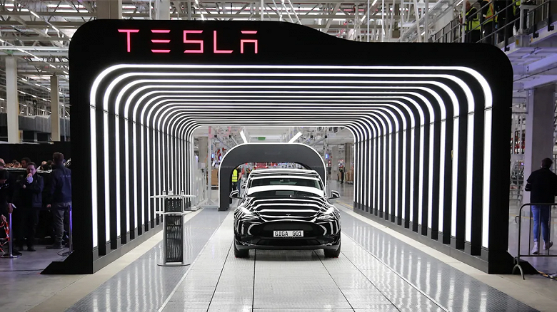 Не выпущены тысячи машин, убытки достигают сотен миллионов евро. Завод Tesla Gigafactory не работал целую неделю после поджога подстанции