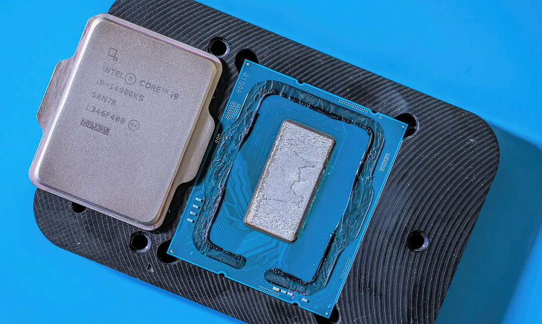 Это «голый» Core i9-14900KS. Процессору демонтировали теплораспределительную крышку для снижения температуры