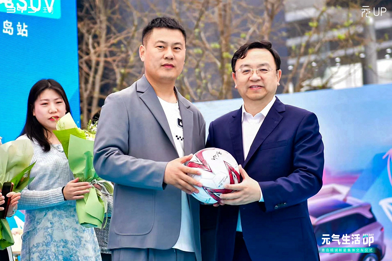 Новый хит BYD с двумя моторами за 13,5 тыс. долларов: глава компании лично вручил ключи первым владельцам BYD Yuan UP