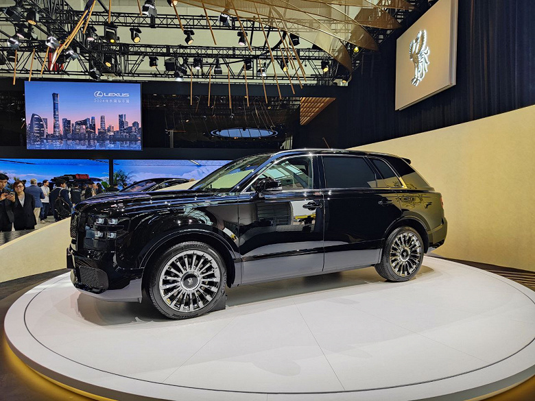 Новый Lexus с «петухом» на логотипе похож на Aurus Komendant и Rolls-Royce Cullinan. Свежие фотографии с Пекинского автосалона