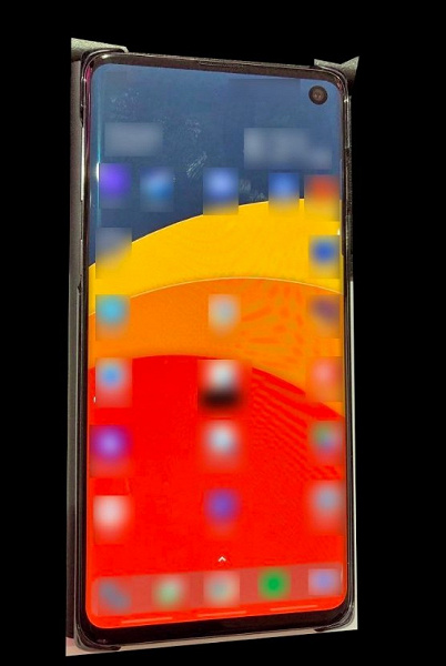 «Живое» фото смартфона Galaxy S10: тонкие рамки, камера в экране и изогнутый дисплей