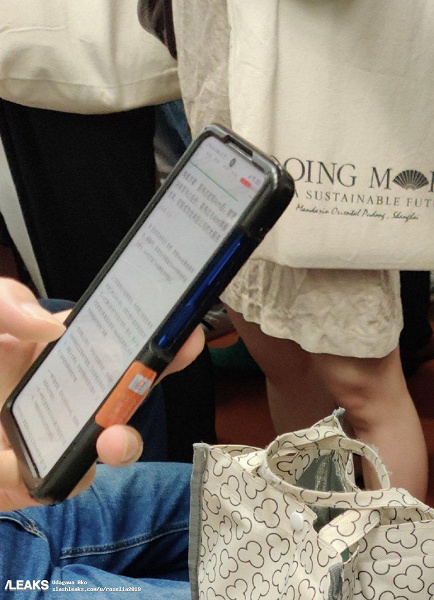 Смартфон Xiaomi с экраном а-ля Infinity-O замечен в метро