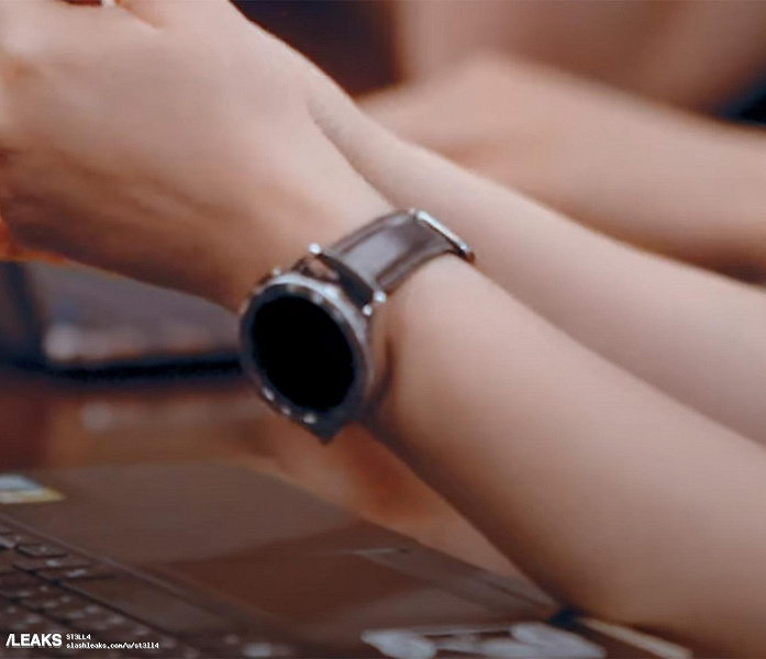 Так выглядят Samsung Galaxy Watch 4 Classic вживую: часы засветились в официальном рекламном ролике
