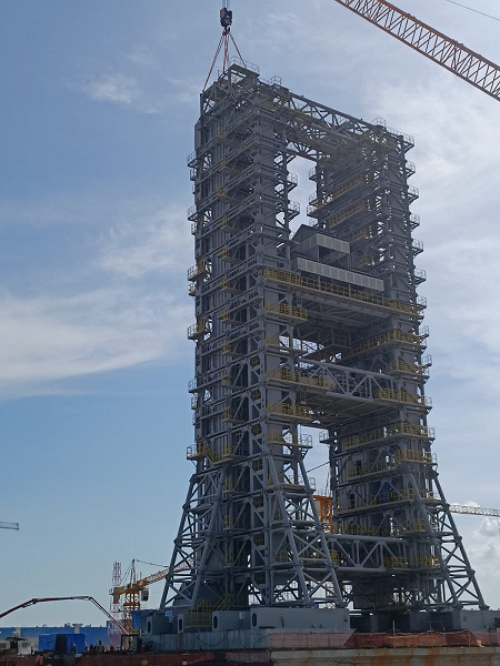 На космодроме Восточный собрано самое массивное сооружение старта: огромная башня на фото