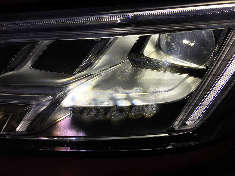 Фара Audi Matrix в действии. На рассеивателе видны световые пятна отдельных светодиодов