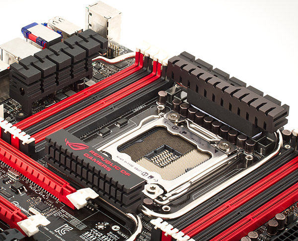 Радиаторы набортной системы охлаждения на плате ASUS Rampage IV Extreme