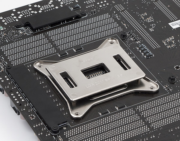 Оборотная сторона платы, процессорный сокет на плате ASUS Rampage IV Extreme