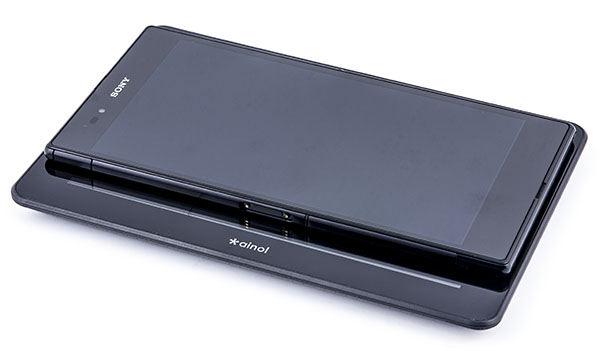 Планшетофон Sony Xperia Z Ultra лежит на семидюймовом планшете Ainol Novo 7 Venus