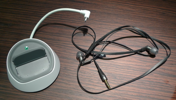 Док-станция LiveDock дает возможность коммутировать аппарат с периферийными устройствами, такими как мышь и клавиатура, а также наушники LiveSound с плоским проводом — «лапшой», который никогда не запутывается.