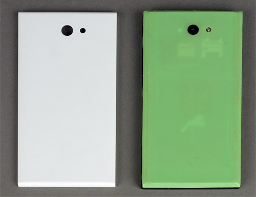 Оригинальная (слева) и напечатанная крышки для смартфона Jolla