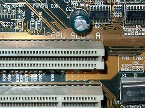 Коллекционный экземпляр: сочетание разъема Slot A и чипсета от Intel