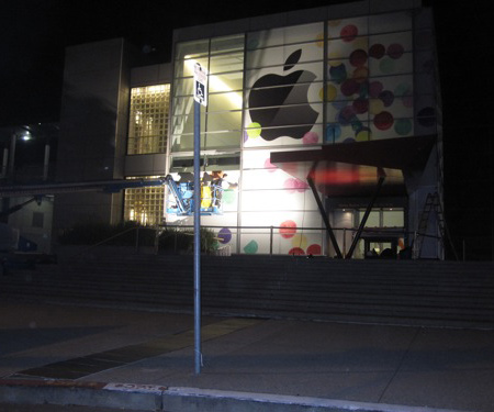 Apple уже начала подготовку здания Центра к своему мероприятию