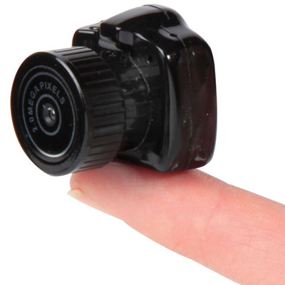 «Самая маленькая камера в мире» производства Hammacher Schlemmer имеет размеры 28,5 х 25,4 х 26,9 мм