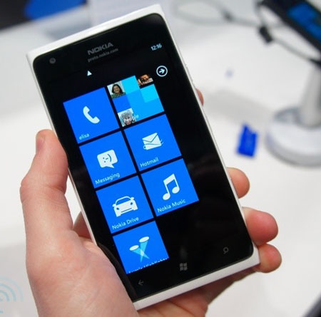 MWC 2011: Nokia анонсировала новые версии смартфона Lumia 900, назвала цену и срок начала поставок