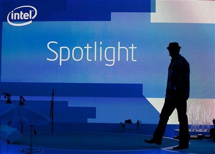 Сотрудник Intel проверяет стенд компании накануне открытия выставки CES 2012