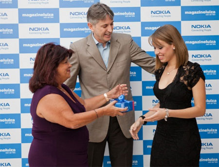 Майара Родригез получили юбилейный телефн из рук топ-менеджмента бразильского офиса Nokia