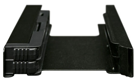 Icy Dock MB082SP позволяет установить два накопителя типоразмера 2,5 дюйма в отсек типоразмера 3,5 дюйма 