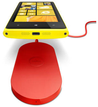 Nokia Lumia 920 и беспроводное зарядное устройство