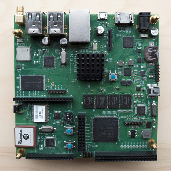 На плате Crystal Board есть все - Arduino, FPGA, SoC с четырехъядерным процессором ARM, память, проводные и беспроводные интерфейсы