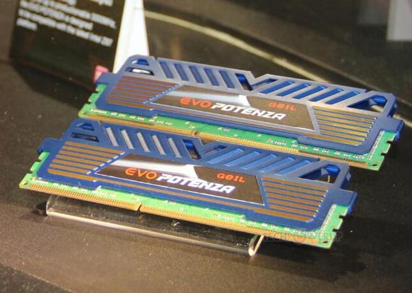 На стенде GeIL была показана работа системы с четырьмя модулями DDR3-3000 объемом 4 ГБ