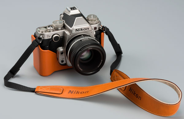 Камера Nikon Df предложена в классическом черном цвете или в серебристом цвете с черными вставками