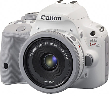 Камера Canon EOS Kiss X7 в комплекте с двумя объективами стоит примерно $995