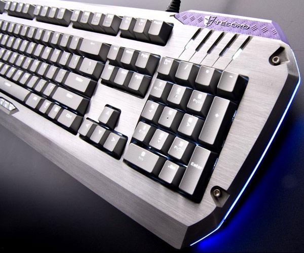 Клавиши механической клавиатуры Tesoro Colada Saint G3NL имеют белую светодиодную подсветку 